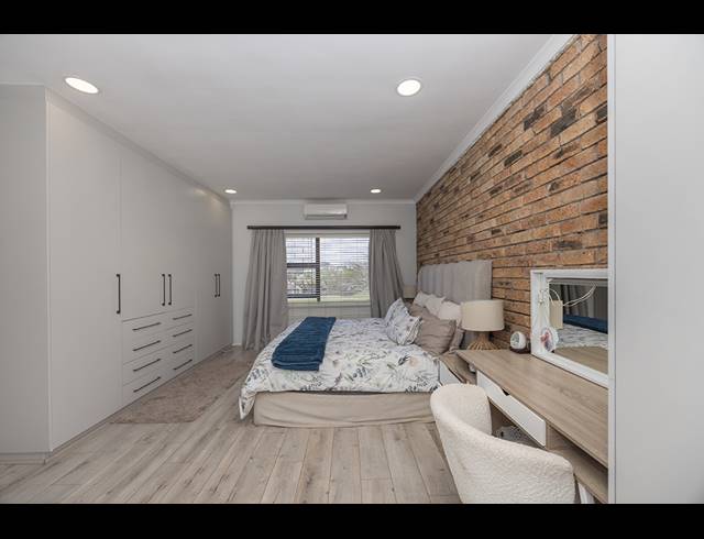 7 BEDROOM FREESTANDING FOR SALE IN SONSTRAAL